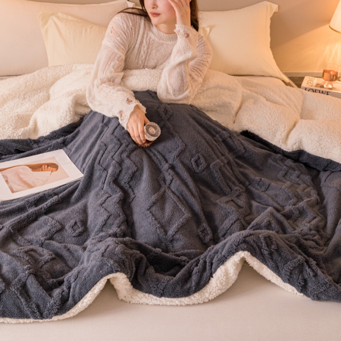 91家纺网 家纺一手货源 找家纺 简爱 2025塔芙绒纯色羊羔绒多功能毛毯被套休闲毯 纹路菱形格-深灰