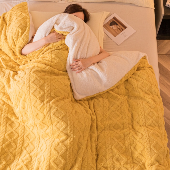 91家纺网 家纺一手货源 找家纺 简爱 2025塔芙绒纯色羊羔绒多功能毛毯被套休闲毯 菱形茉格-柠檬黄