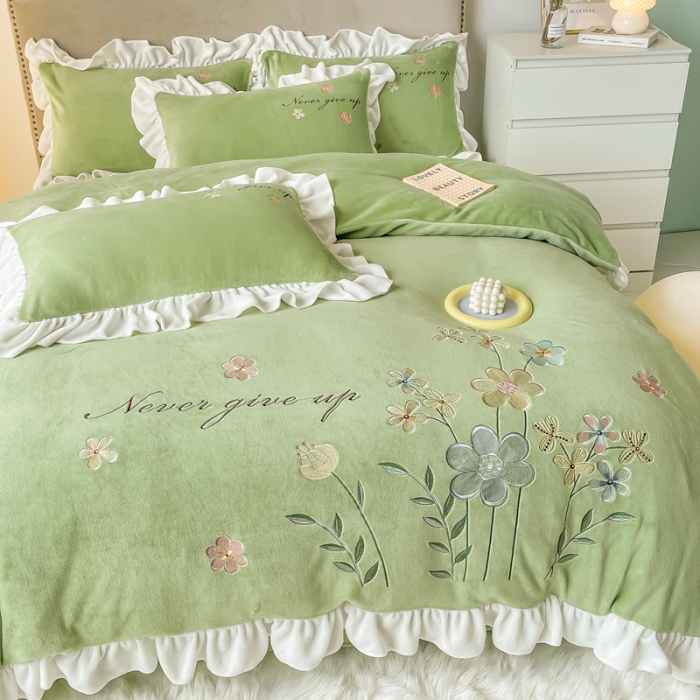 91家纺网 家纺一手货源 找家纺 凯美2022新款牛奶绒四件套花镜系列 豆绿