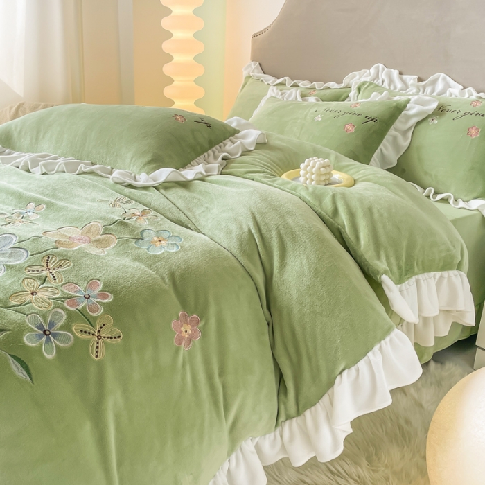 91家纺网 家纺一手货源 找家纺 凯美2022新款牛奶绒四件套花镜系列 豆绿