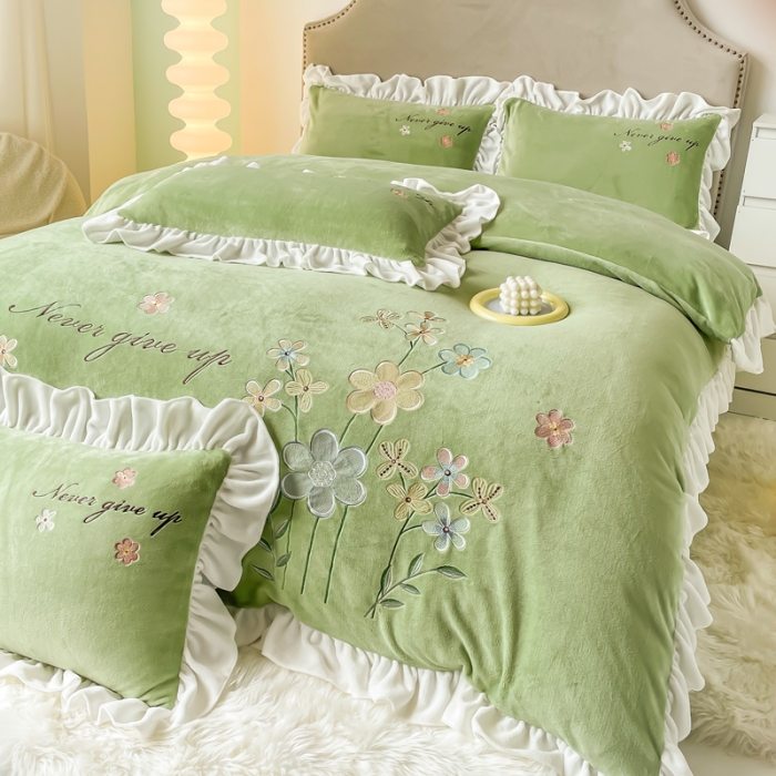 91家纺网 家纺一手货源 找家纺 凯美2022新款牛奶绒四件套花镜系列 豆绿