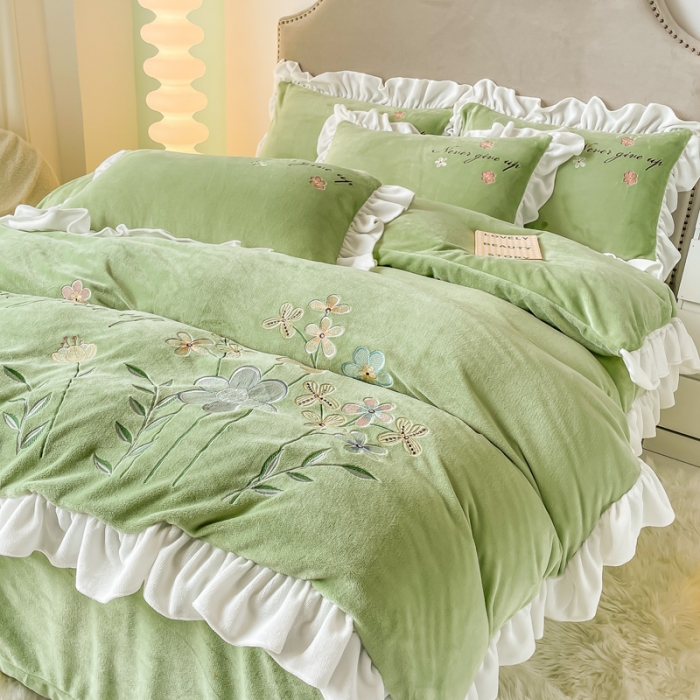 91家纺网 家纺一手货源 找家纺 凯美2022新款牛奶绒四件套花镜系列 豆绿