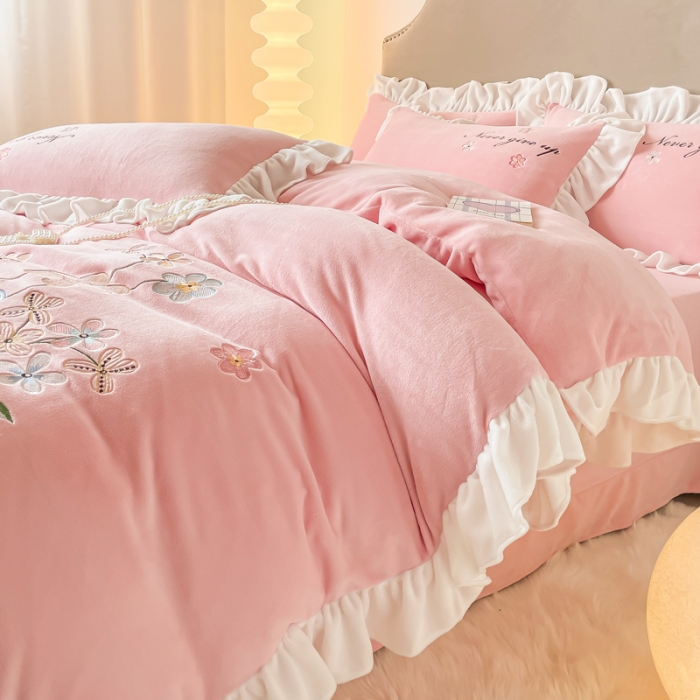 91家纺网 家纺一手货源 找家纺 凯美2022新款牛奶绒四件套花镜系列 粉玉