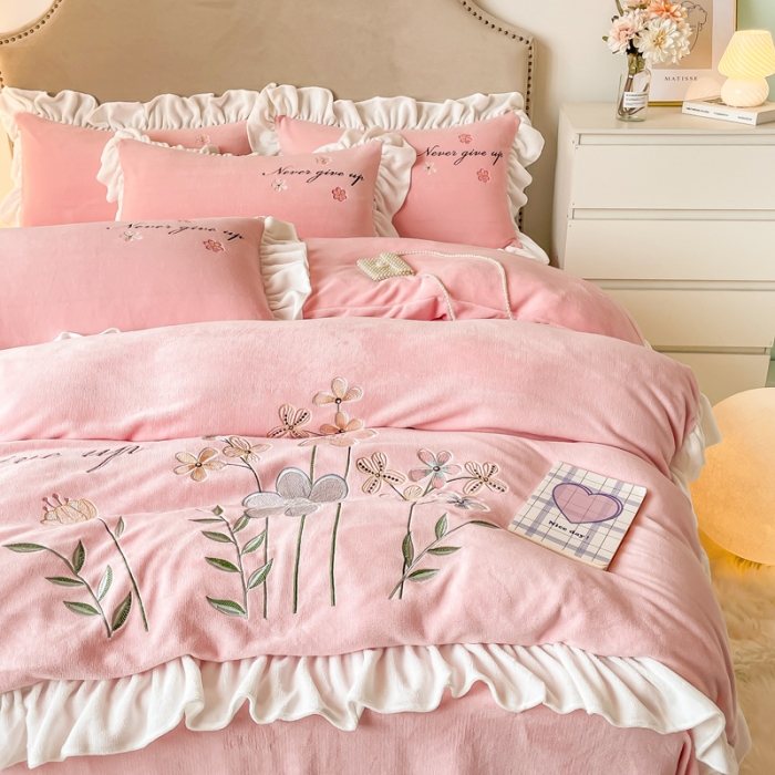 91家纺网 家纺一手货源 找家纺 凯美2022新款牛奶绒四件套花镜系列 粉玉