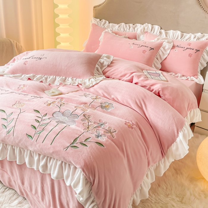 91家纺网 家纺一手货源 找家纺 凯美2022新款牛奶绒四件套花镜系列 粉玉