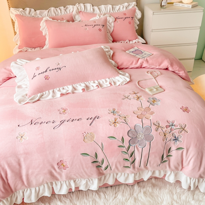 91家纺网 家纺一手货源 找家纺 凯美2022新款牛奶绒四件套花镜系列 粉玉