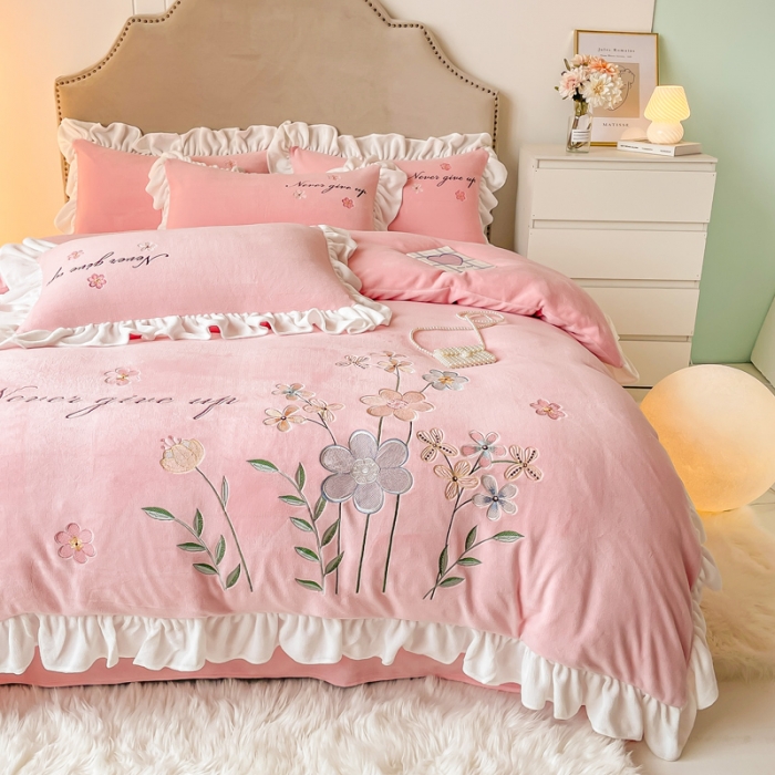 91家纺网 家纺一手货源 找家纺 凯美2022新款牛奶绒四件套花镜系列 粉玉