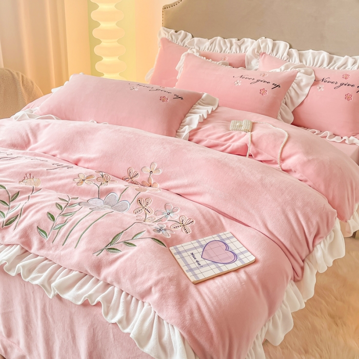 91家纺网 家纺一手货源 找家纺 凯美2022新款牛奶绒四件套花镜系列 粉玉