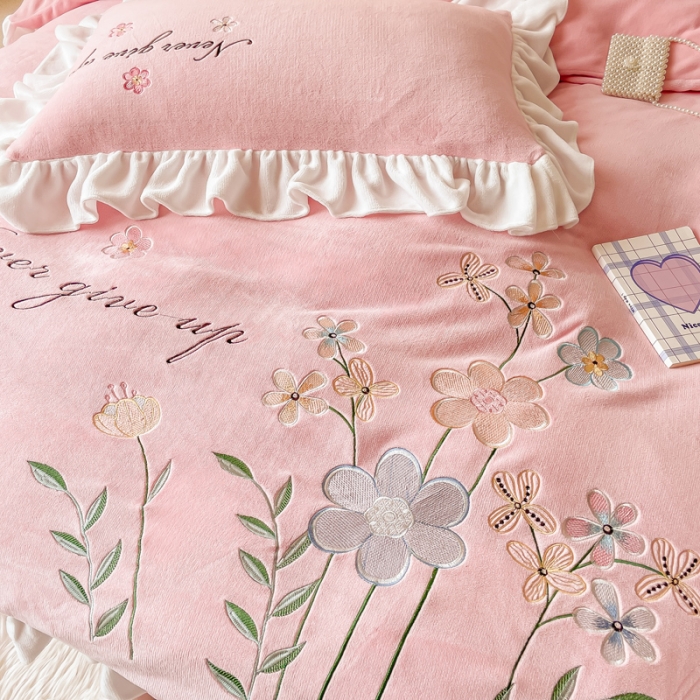 91家纺网 家纺一手货源 找家纺 凯美2022新款牛奶绒四件套花镜系列 粉玉