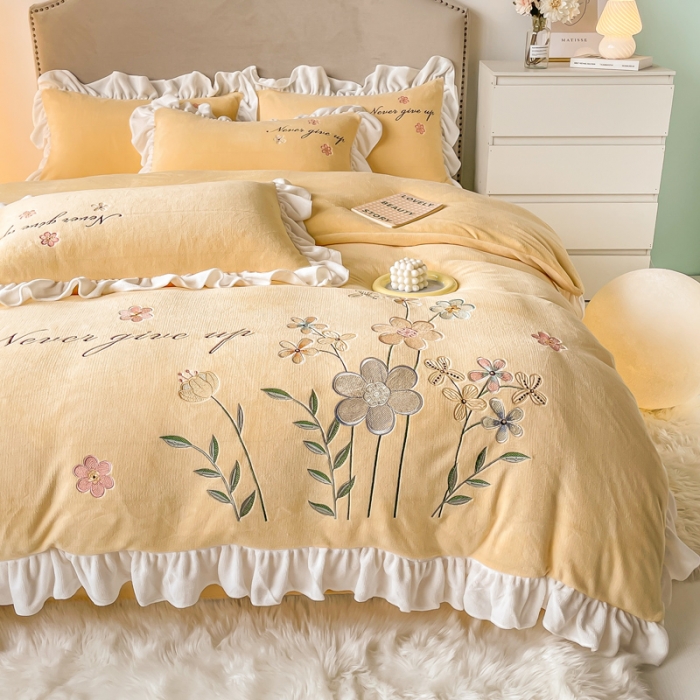 91家纺网 家纺一手货源 找家纺 凯美2022新款牛奶绒四件套花镜系列 浅黄