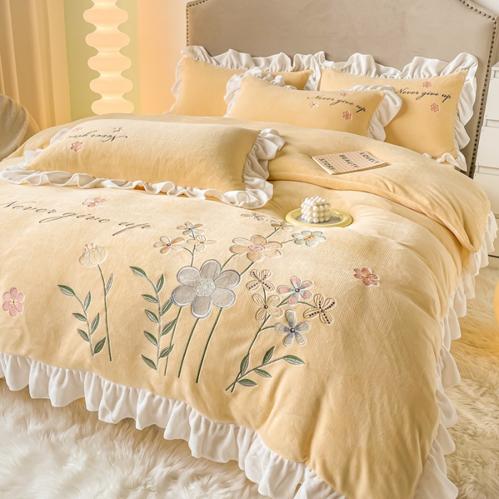 91家纺网 家纺一手货源 找家纺 凯美2022新款牛奶绒四件套花镜系列 浅黄