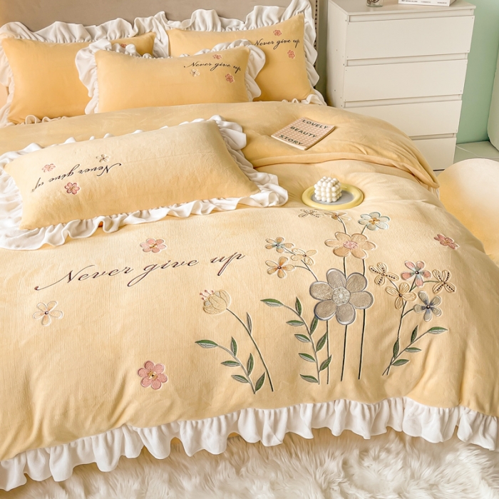 91家纺网 家纺一手货源 找家纺 凯美2022新款牛奶绒四件套花镜系列 浅黄