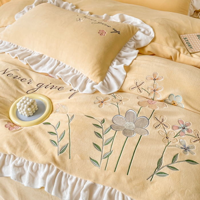 91家纺网 家纺一手货源 找家纺 凯美2022新款牛奶绒四件套花镜系列 浅黄