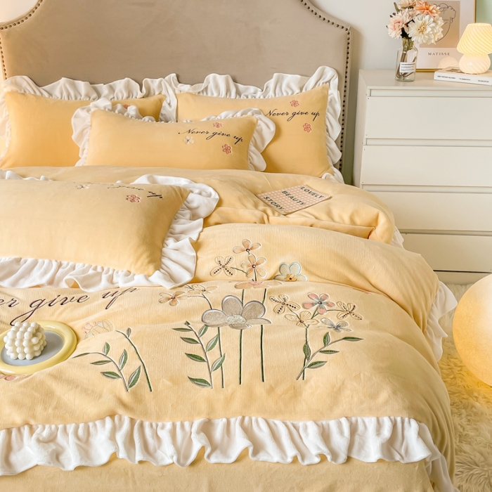 91家纺网 家纺一手货源 找家纺 凯美2022新款牛奶绒四件套花镜系列 浅黄