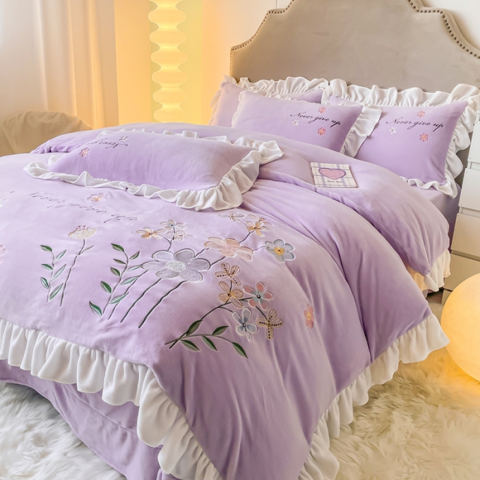 91家纺网 家纺一手货源 找家纺 凯美2022新款牛奶绒四件套花镜系列 浅紫