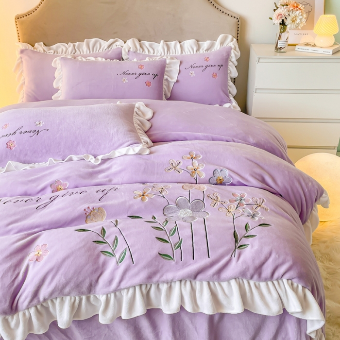 91家纺网 家纺一手货源 找家纺 凯美2022新款牛奶绒四件套花镜系列 浅紫