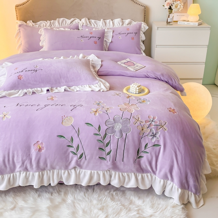 91家纺网 家纺一手货源 找家纺 凯美2022新款牛奶绒四件套花镜系列 浅紫