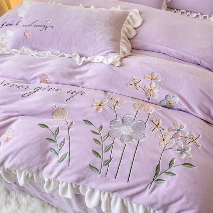 91家纺网 家纺一手货源 找家纺 凯美2022新款牛奶绒四件套花镜系列 浅紫