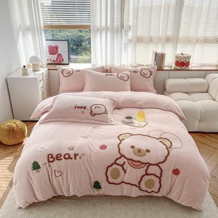 91家纺网 家纺一手货源 找家纺 其奥 2022新款大版可爱小清晰毛巾绣牛奶绒四件套 乖乖熊粉