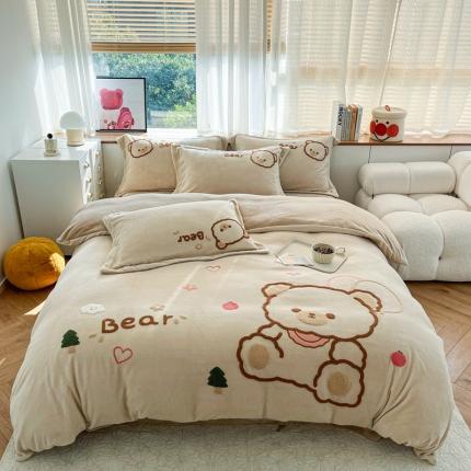 91家纺网 家纺一手货源 找家纺 其奥 2022新款大版可爱小清晰毛巾绣牛奶绒四件套 乖乖熊卡其