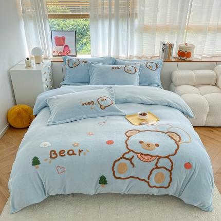 91家纺网 家纺一手货源 找家纺 其奥 2022新款大版可爱小清晰毛巾绣牛奶绒四件套 乖乖熊蓝