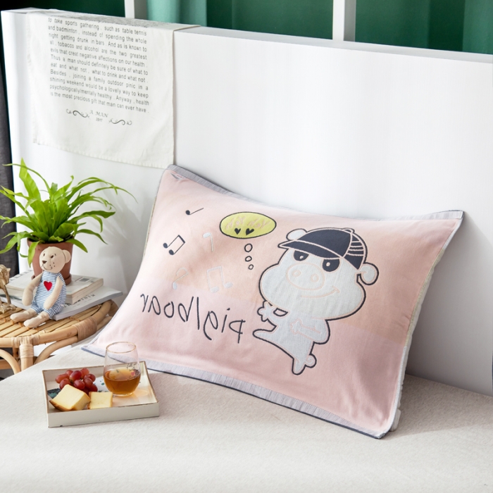 91家纺网 家纺一手货源 找家纺 朴尔 2022新款十二生肖定位大版花全棉四层纱布枕巾（一对） 兜兜猪（53*78成人）