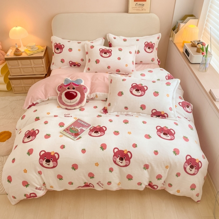 91家纺网 家纺一手货源 找家纺 川悦生活2022供货高克重小清新牛奶绒印花四件套 草莓小花熊