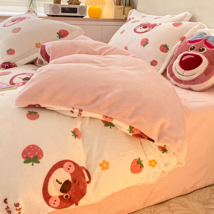 91家纺网 家纺一手货源 找家纺 川悦生活2022供货高克重小清新牛奶绒印花四件套 草莓小花熊