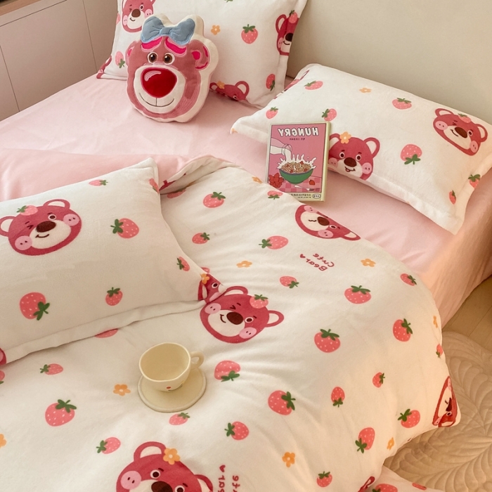91家纺网 家纺一手货源 找家纺 川悦生活2022供货高克重小清新牛奶绒印花四件套 草莓小花熊