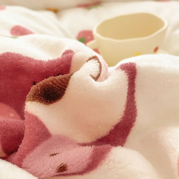 91家纺网 家纺一手货源 找家纺 川悦生活2022供货高克重小清新牛奶绒印花四件套 草莓小花熊