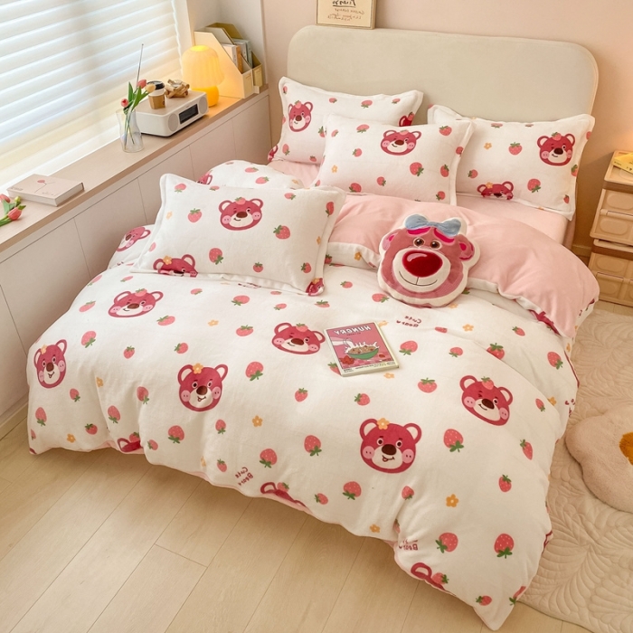 91家纺网 家纺一手货源 找家纺 川悦生活2022供货高克重小清新牛奶绒印花四件套 草莓小花熊