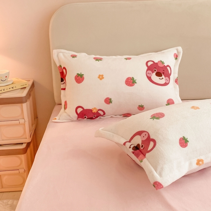 91家纺网 家纺一手货源 找家纺 川悦生活2022供货高克重小清新牛奶绒印花四件套 草莓小花熊