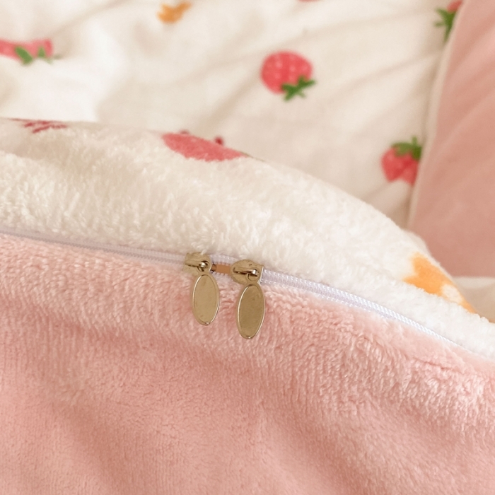 91家纺网 家纺一手货源 找家纺 川悦生活2022供货高克重小清新牛奶绒印花四件套 草莓小花熊