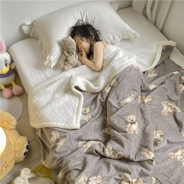 91家纺网 家纺一手货源 找家纺 古吉梦2022新款+牛奶绒+羊羔绒双层毯 巴比熊