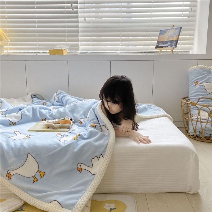 91家纺网 家纺一手货源 找家纺 古吉梦2022新款+牛奶绒+羊羔绒双层毯 大白鹅