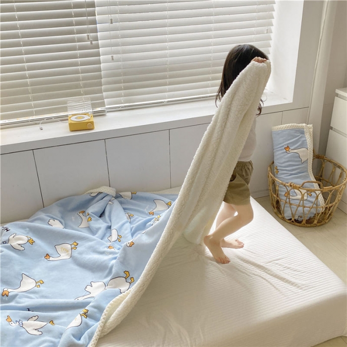 91家纺网 家纺一手货源 找家纺 古吉梦2022新款+牛奶绒+羊羔绒双层毯 大白鹅