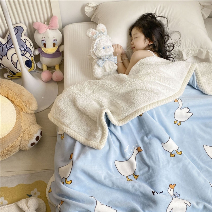 91家纺网 家纺一手货源 找家纺 古吉梦2022新款+牛奶绒+羊羔绒双层毯 大白鹅