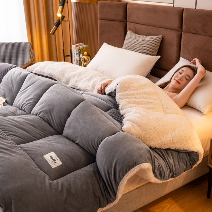 91家纺网 家纺一手货源 找家纺 梦恬佳 2022新款牛奶绒羊羔绒冬被被子被芯 简约灰