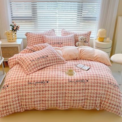 91家纺网 家纺一手货源 找家纺 兄弟坊 2022新款牛奶绒印花四件套-千鸟格