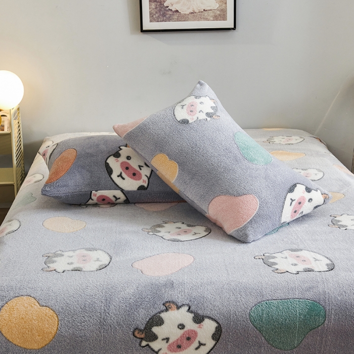 91家纺网 家纺一手货源 找家纺 被多多 2022新款3D立体高克重雪花绒印花床笠 奶牛灰