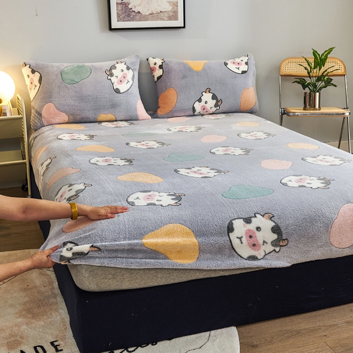 91家纺网 家纺一手货源 找家纺 被多多 2022新款3D立体高克重雪花绒印花床笠 奶牛灰