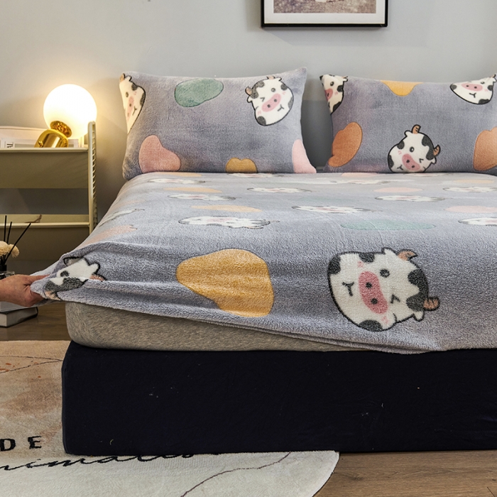 91家纺网 家纺一手货源 找家纺 被多多 2022新款3D立体高克重雪花绒印花床笠 奶牛灰