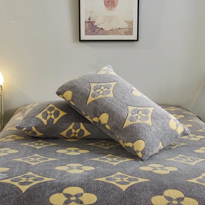 91家纺网 家纺一手货源 找家纺 被多多 2022新款3D立体高克重雪花绒印花床笠 四叶草