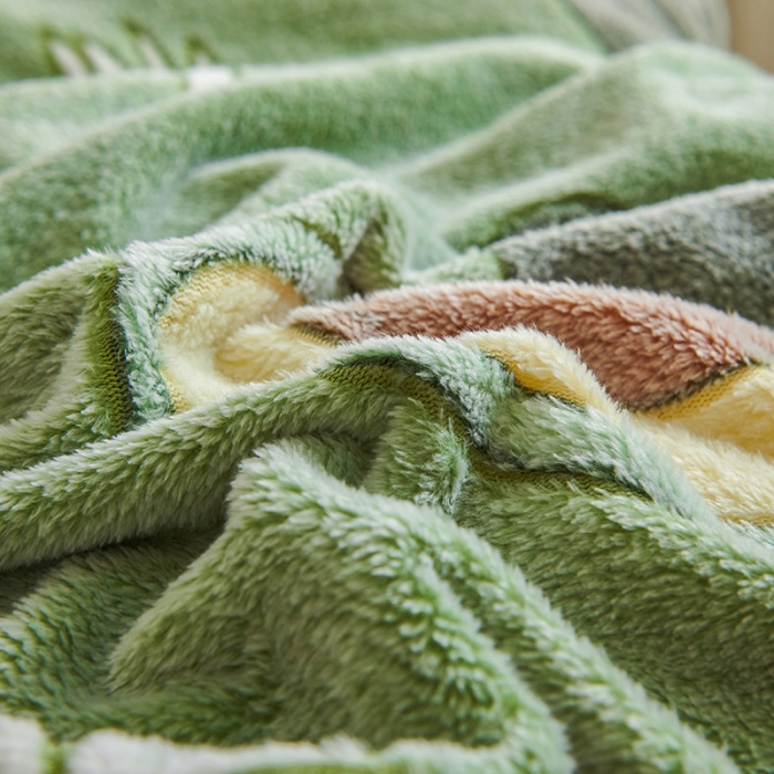 91家纺网 家纺一手货源 找家纺 被多多 2022新款3D立体高克重雪花绒印花床笠 牛油果