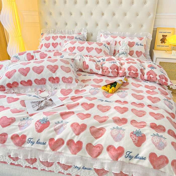 91家纺网 家纺一手货源 找家纺 澳梵  2022新款牛奶绒印花床盖三件套四件套 草莓多多