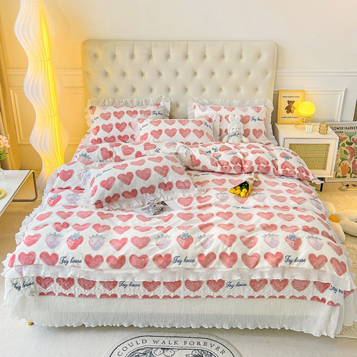 91家纺网 家纺一手货源 找家纺 澳梵  2022新款牛奶绒印花床盖三件套四件套 草莓多多