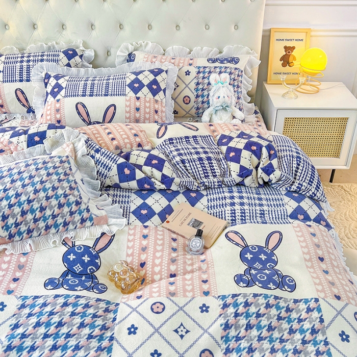 91家纺网 家纺一手货源 找家纺 澳梵  2022新款牛奶绒印花床盖三件套四件套 格子兔