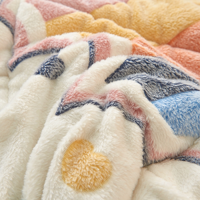 91家纺网 家纺一手货源 找家纺 被多多 2022新款高克重双面雪花绒印花冬被 爱心彩虹