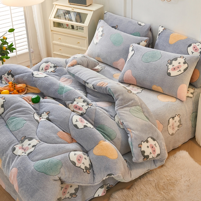 91家纺网 家纺一手货源 找家纺 被多多 2022新款高克重双面雪花绒印花冬被 奶牛灰