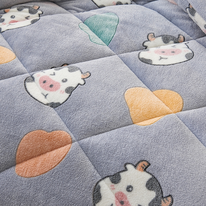 91家纺网 家纺一手货源 找家纺 被多多 2022新款高克重双面雪花绒印花冬被 奶牛灰